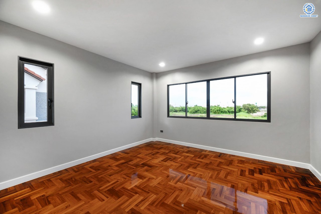 บ้านเดี่ยวฟิลคฤหาสน์มือสองตกแต่งใหม่ แบรนด์ LH ดีไซน์สุดหรูหรา โครงการ ลดาวัลย์ ปิ่นเกล้า เนื้อที่ 214 ตร.ว. บนพื้นที่ใช้สอยถึง 553.48 ตร.ม. ฟังก์ชันจัดเต็ม 4 ห้องนอน 5 ห้องน้ำ 1 ห้องอเนกประสงค์ 1 ห้องแม่บ้าน จอดรถได้ถึง 2 คัน ทำเลติดถนนบรมราชชนนี เชื่อมต่อหลายเส้นทาง ใกล้มหาวิทยาลัยมหิดล และเซ็นทรัลศาลายา